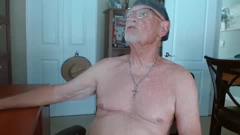 Snapshot of vueuorme chatting on 05.18.26 Vueuorme online show from 05.18.26