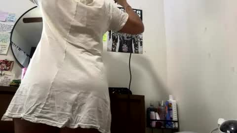 Snapshot of vv_valvale chatting on 07.21.26 vv_valvale online show from 07.21.26