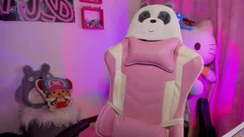 Snapshot of waifu_aika chatting on 09.22.25 AIKA online show from 09.22.25