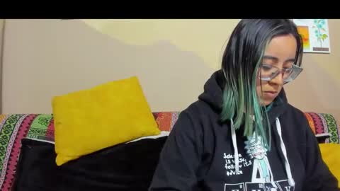 Snapshot of waningrosee chatting on 10.12.25 Waningrose Lu online show from 10.12.25