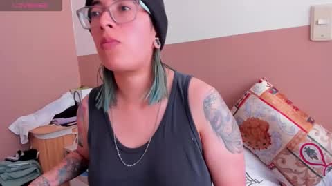 Snapshot of waningrosee chatting on 10.20.25 Waningrose Lu online show from 10.20.25