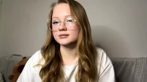 Snapshot of weicauley chatting on 11.27.25 Elise online show from 11.27.25