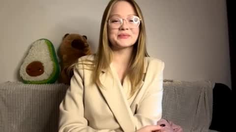 Snapshot of weicauley chatting on 11.30.25 Elise online show from 11.30.25