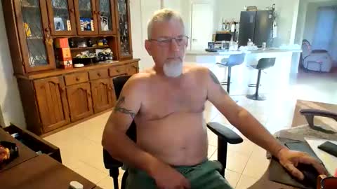 Snapshot of wellhelloo chatting on 04.28.26 Wellhelloo online show from 04.28.26