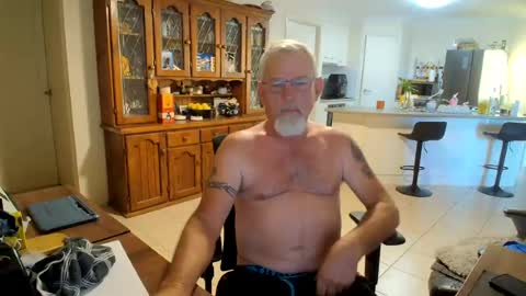 Snapshot of wellhelloo chatting on 06.19.26 Wellhelloo online show from 06.19.26