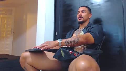 Snapshot of wesleyrogger chatting on 10.12.25 Wesley Rogger online show from 10.12.25