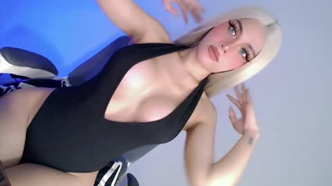 Snapshot of what_the_fuckxx chatting on 01.14.25 kiara online show from 01.14.25