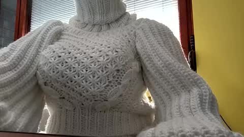 Snapshot of whitesweater chatting on 09.18.25 whitesweater online show from 09.18.25