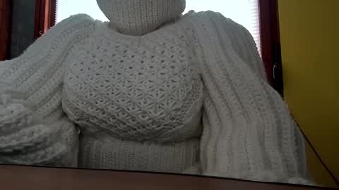 Snapshot of whitesweater chatting on 10.01.25 whitesweater online show from 10.01.25