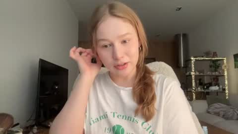 Snapshot of whoisalisa chatting on 06.20.26 Alisa online show from 06.20.26