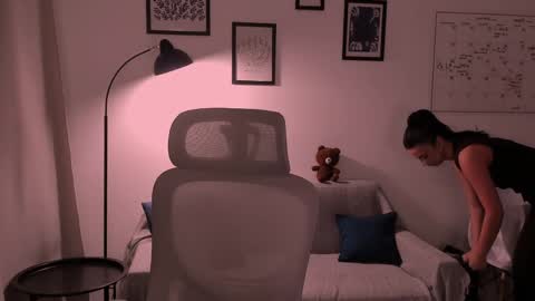 Snapshot of whoislulu chatting on 04.22.26 whoislulu online show from 04.22.26