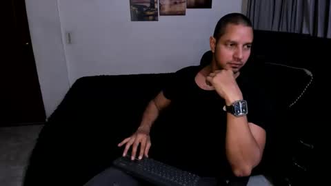 Magnus Dark independent model online show from 11.22.25