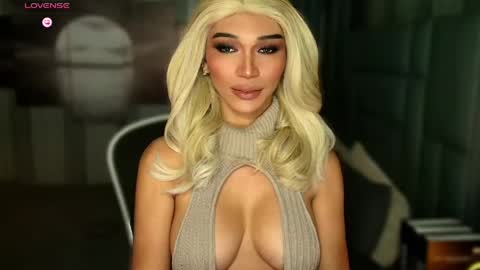 Snapshot of womanofyourdesire_ts chatting on 04.24.26 Julia online show from 04.24.26