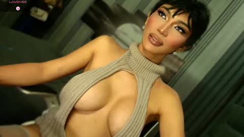 Snapshot of womanofyourdesire_ts chatting on 06.14.26 Julia online show from 06.14.26