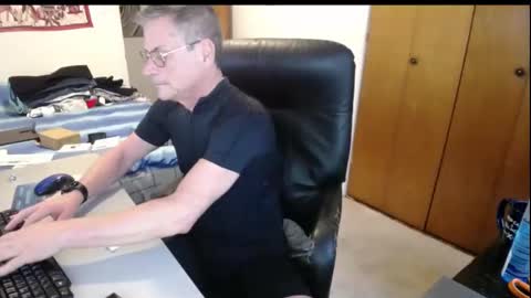 Snapshot of worldlarge chatting on 11.23.25 Large one online show from 11.23.25