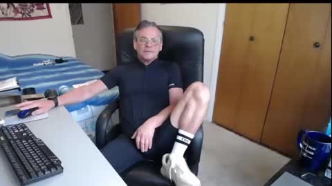 Snapshot of worldlarge chatting on 12.21.25 Large one online show from 12.21.25