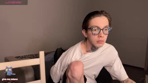 Snapshot of worldofllove chatting on 02.22.25 Arnika and Simon online show from 02.22.25