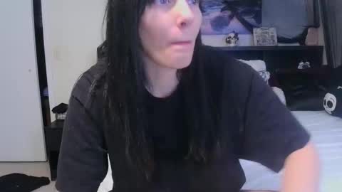 Snapshot of wrenleigh chatting on 04.22.26 Crystal Lake online show from 04.22.26