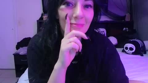 Snapshot of wrenleigh chatting on 05.05.26 Crystal Lake online show from 05.05.26