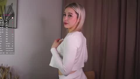 Snapshot of wymonelly chatting on 02.23.26 Lily online show from 02.23.26