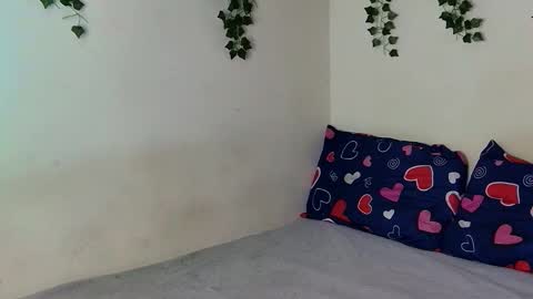 Snapshot of xayahnds chatting on 11.05.25 XAYAH online show from 11.05.25