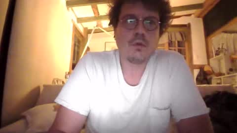 Snapshot of xcienfue chatting on 04.08.26 Peter online show from 04.08.26