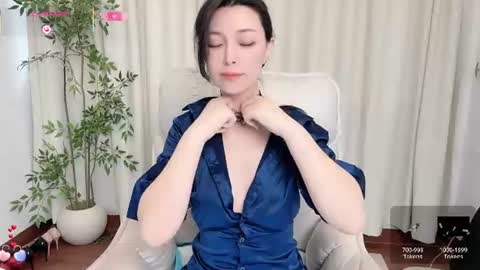 Snapshot of xi_ethel chatting on 06.18.26 XI online show from 06.18.26