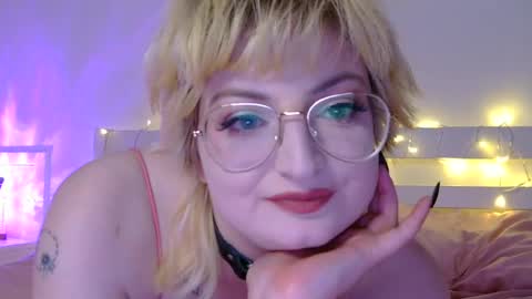 Snapshot of xostarlette chatting on 06.25.26 Starlette online show from 06.25.26