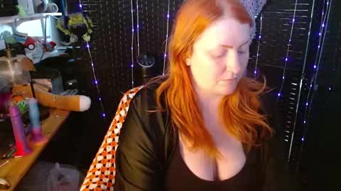 Snapshot of xredbanshee chatting on 01.21.25 xredbanshee online show from 01.21.25