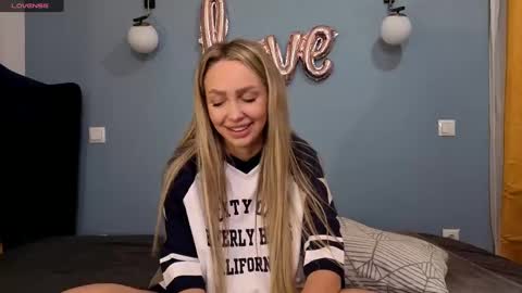 Snapshot of xsexycouples chatting on 03.01.25 AnnaMaee online show from 03.01.25