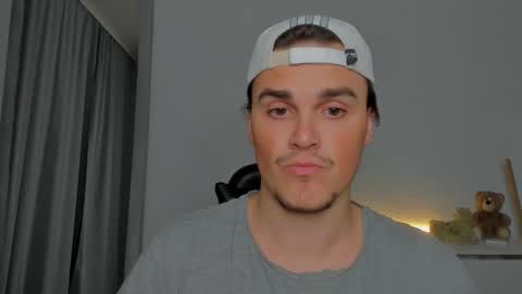 Snapshot of xx_raul_xx_ chatting on 10.14.25 raul online show from 10.14.25