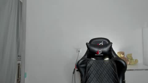 Snapshot of xx_raul_xx_ chatting on 11.21.25 raul online show from 11.21.25