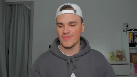 Snapshot of xx_raul_xx_ chatting on 11.29.25 raul online show from 11.29.25