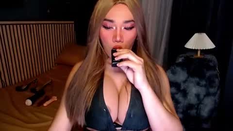 Snapshot of xxcinddyxx chatting on 10.07.25 cinddy online show from 10.07.25