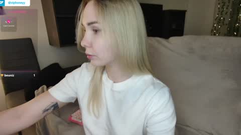 Snapshot of xxxhoneyxx chatting on 01.28.25 Onlyfanz online show from 01.28.25