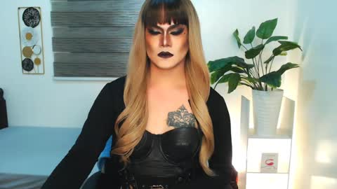 Snapshot of xyournightmarequeenx chatting on 06.18.26 QueenMarina online show from 06.18.26