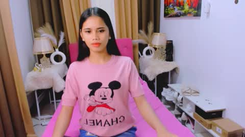 Snapshot of yanna_faulkerson chatting on 10.02.25 Yanna online show from 10.02.25