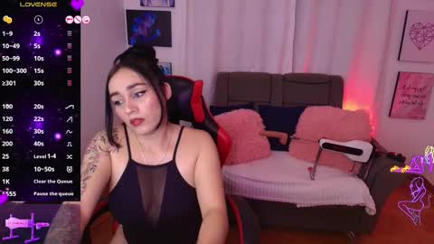 Snapshot of yeliana_sexy chatting on 10.14.25 Valery  online show from 10.14.25