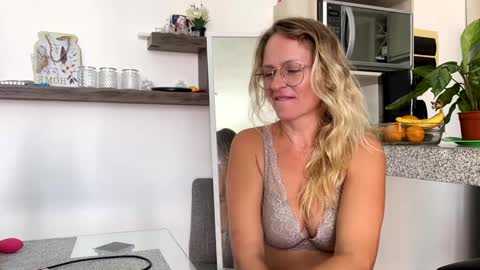 Snapshot of yes_mommy_zlata chatting on 02.06.25 Zlata online show from 02.06.25