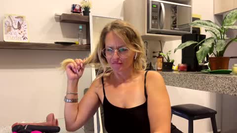 Snapshot of yes_mommy_zlata chatting on 02.11.25 Zlata online show from 02.11.25