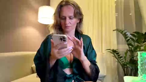 Snapshot of yes_mommy_zlata chatting on 09.10.25 Zlata online show from 09.10.25