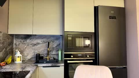 Snapshot of yes_mommy_zlata chatting on 11.18.25 Zlata online show from 11.18.25