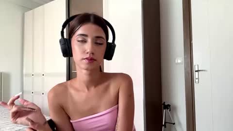 Snapshot of yettahagins chatting on 07.19.26 Julia 3 online show from 07.19.26