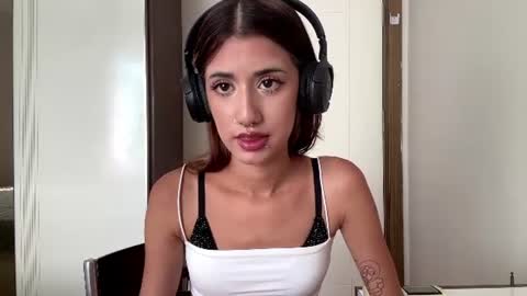 Snapshot of yettahagins chatting on 07.20.26 Julia 3 online show from 07.20.26