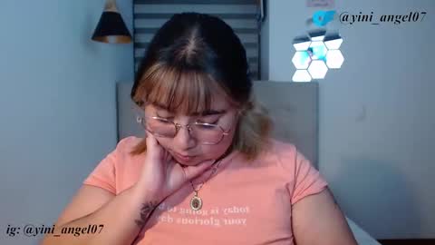 Snapshot of yini_angel07 chatting on 11.10.25 hii i am yini online show from 11.10.25