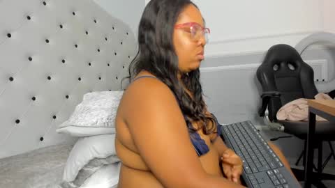 roxie reyes  online show from 01.31.25