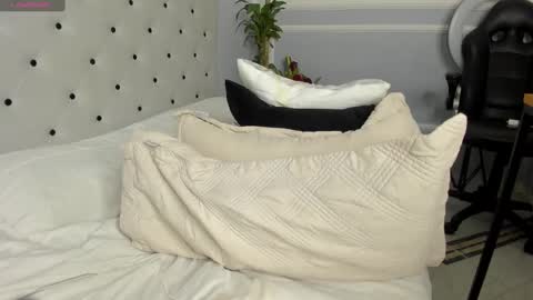 roxie reyes  online show from 02.23.25