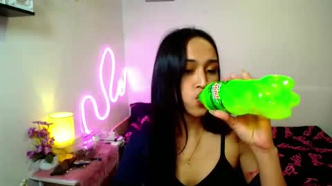 Snapshot of yogirl_tianaxxx chatting on 12.03.25 yogirl_tianaxxx online show from 12.03.25