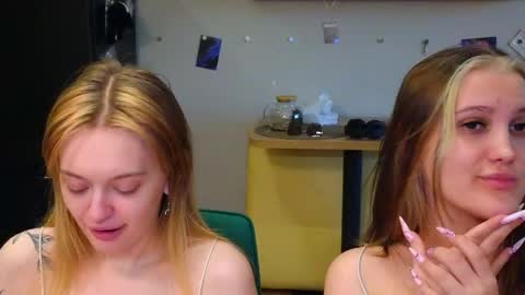 Snapshot of younona chatting on 05.08.26 Anna and Luna online show from 05.08.26