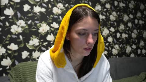 Snapshot of your_little_flexible_girl chatting on 02.08.25 Meri online show from 02.08.25